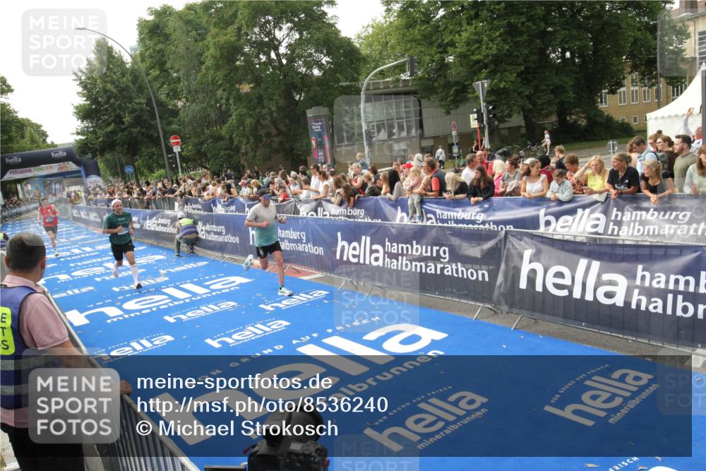 29.06.2025 - hella hamburg halbmarathon Michael Strokosch http://msf.ph/oto/8536240 29.06.2025 10:26:10 Ziel  meine-sportfotos.de