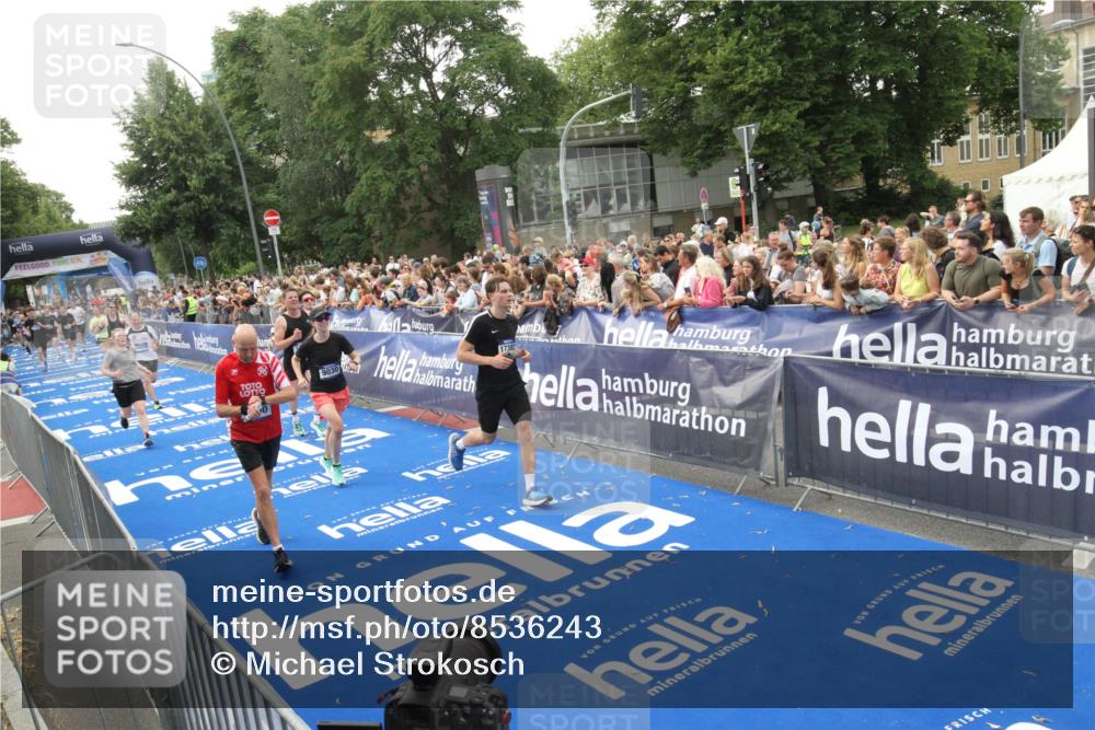 29.06.2025 - hella hamburg halbmarathon Michael Strokosch http://msf.ph/oto/8536243 29.06.2025 10:45:02 Ziel  meine-sportfotos.de