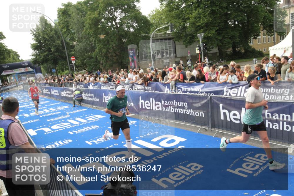 29.06.2025 - hella hamburg halbmarathon Michael Strokosch http://msf.ph/oto/8536247 29.06.2025 10:26:11 Ziel  meine-sportfotos.de