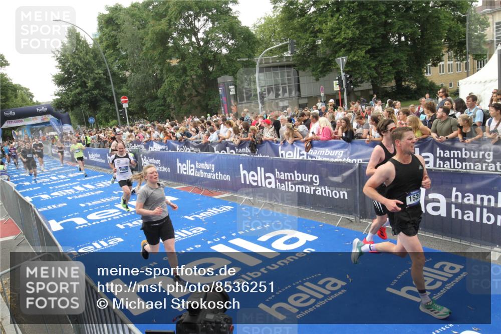 29.06.2025 - hella hamburg halbmarathon Michael Strokosch http://msf.ph/oto/8536251 29.06.2025 10:45:04 Ziel  meine-sportfotos.de