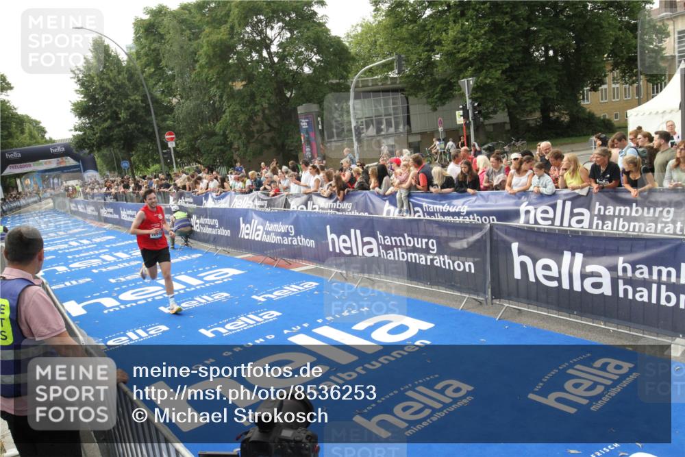 29.06.2025 - hella hamburg halbmarathon Michael Strokosch http://msf.ph/oto/8536253 29.06.2025 10:26:12 Ziel  meine-sportfotos.de