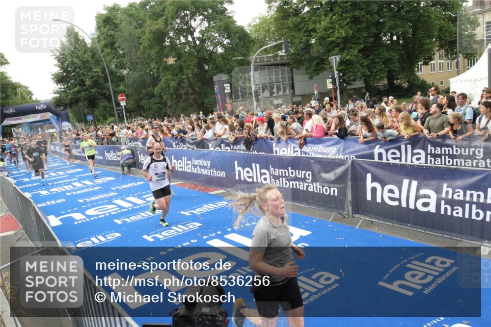 29.06.2025 - hella hamburg halbmarathon Michael Strokosch http://msf.ph/oto/8536256 29.06.2025 10:45:05 Ziel  meine-sportfotos.de