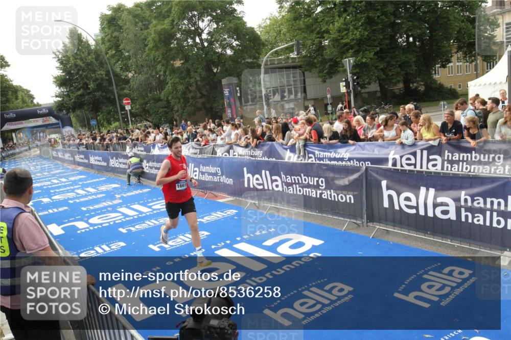 29.06.2025 - hella hamburg halbmarathon Michael Strokosch http://msf.ph/oto/8536258 29.06.2025 10:26:13 Ziel  meine-sportfotos.de