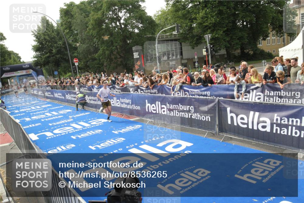 29.06.2025 - hella hamburg halbmarathon Michael Strokosch http://msf.ph/oto/8536265 29.06.2025 10:26:29 Ziel  meine-sportfotos.de