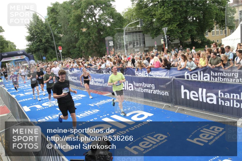 29.06.2025 - hella hamburg halbmarathon Michael Strokosch http://msf.ph/oto/8536266 29.06.2025 10:45:08 Ziel  meine-sportfotos.de