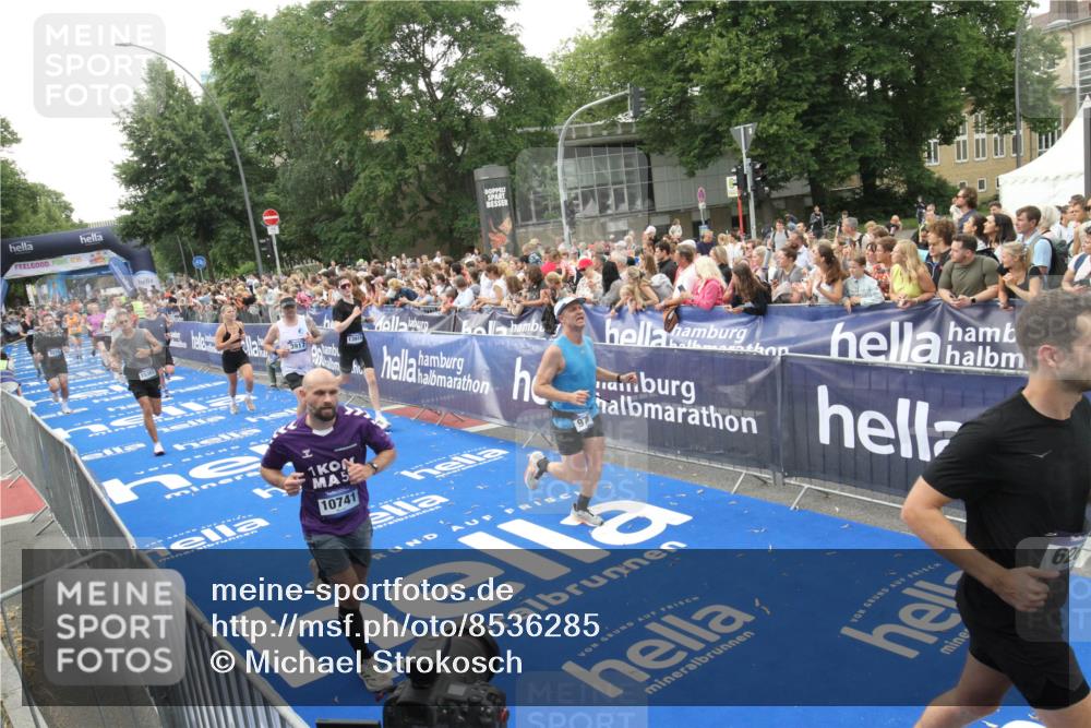 29.06.2025 - hella hamburg halbmarathon Michael Strokosch http://msf.ph/oto/8536285 29.06.2025 10:45:11 Ziel  meine-sportfotos.de