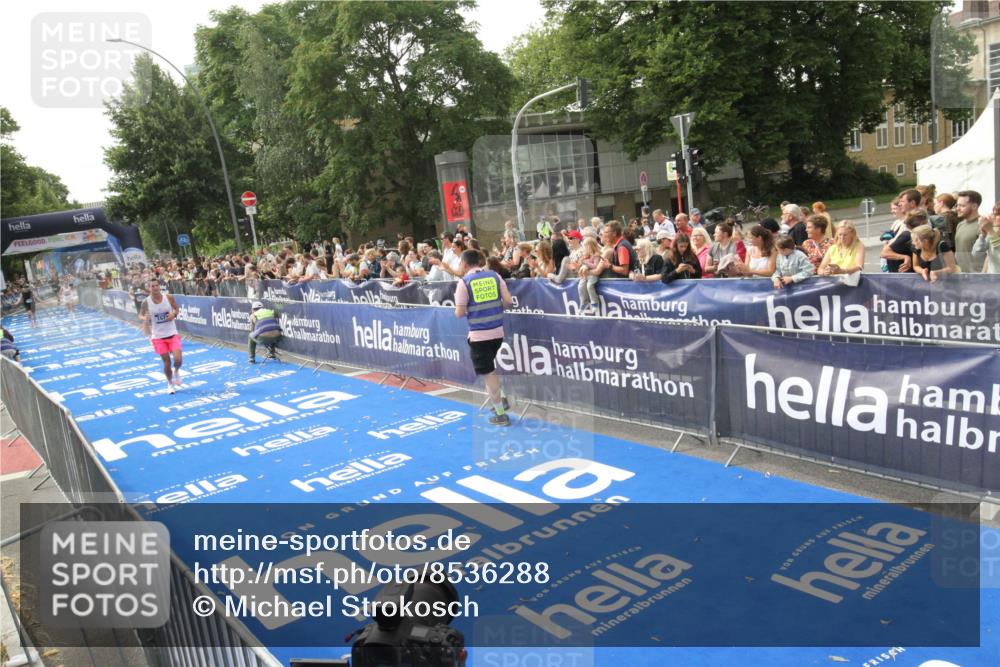 29.06.2025 - hella hamburg halbmarathon Michael Strokosch http://msf.ph/oto/8536288 29.06.2025 10:26:40 Ziel  meine-sportfotos.de