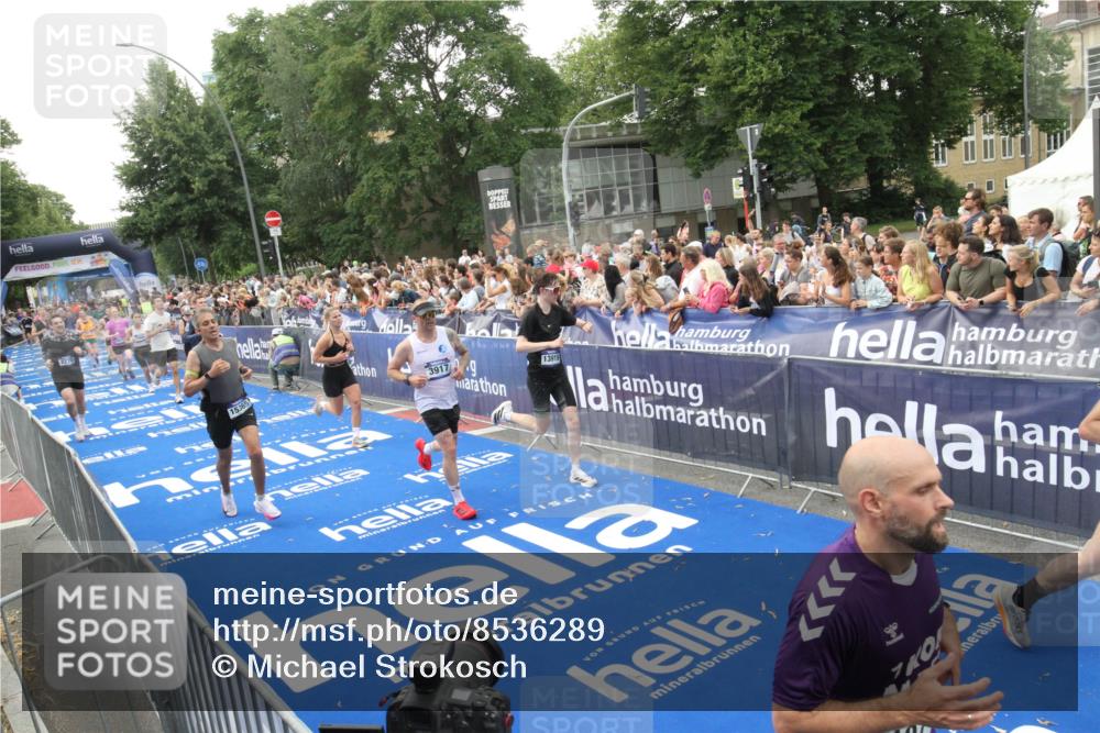 29.06.2025 - hella hamburg halbmarathon Michael Strokosch http://msf.ph/oto/8536289 29.06.2025 10:45:12 Ziel  meine-sportfotos.de