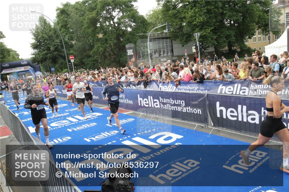 29.06.2025 - hella hamburg halbmarathon Michael Strokosch http://msf.ph/oto/8536297 29.06.2025 10:45:14 Ziel  meine-sportfotos.de