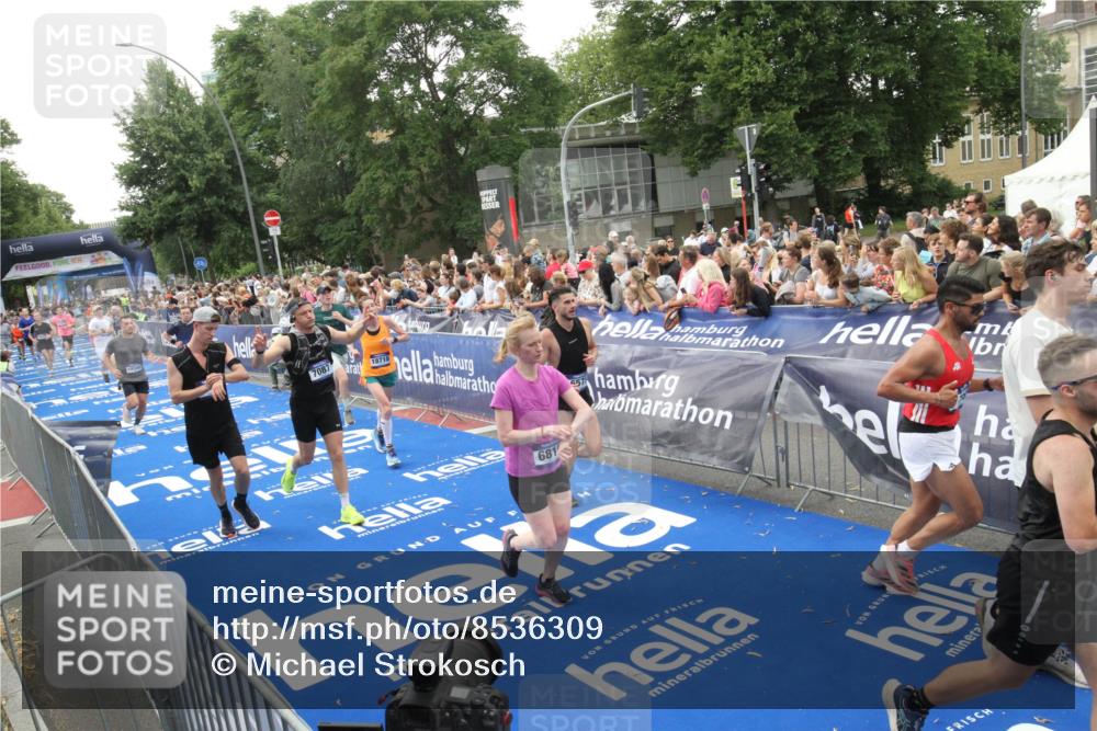 29.06.2025 - hella hamburg halbmarathon Michael Strokosch http://msf.ph/oto/8536309 29.06.2025 10:45:17 Ziel  meine-sportfotos.de