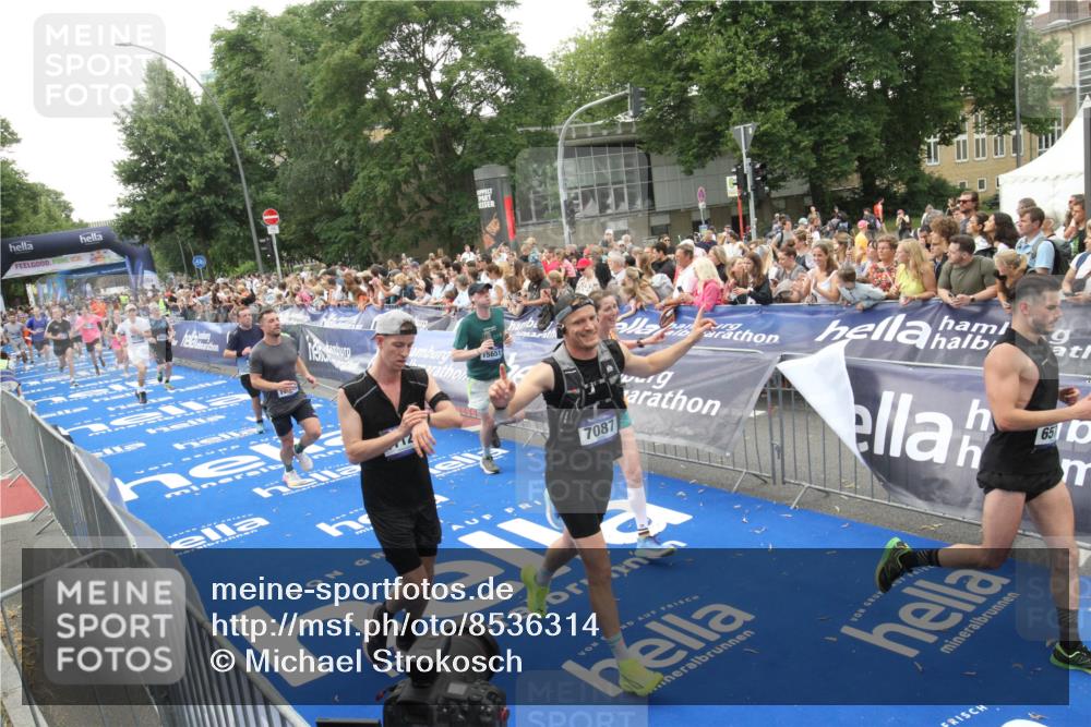 29.06.2025 - hella hamburg halbmarathon Michael Strokosch http://msf.ph/oto/8536314 29.06.2025 10:45:18 Ziel  meine-sportfotos.de