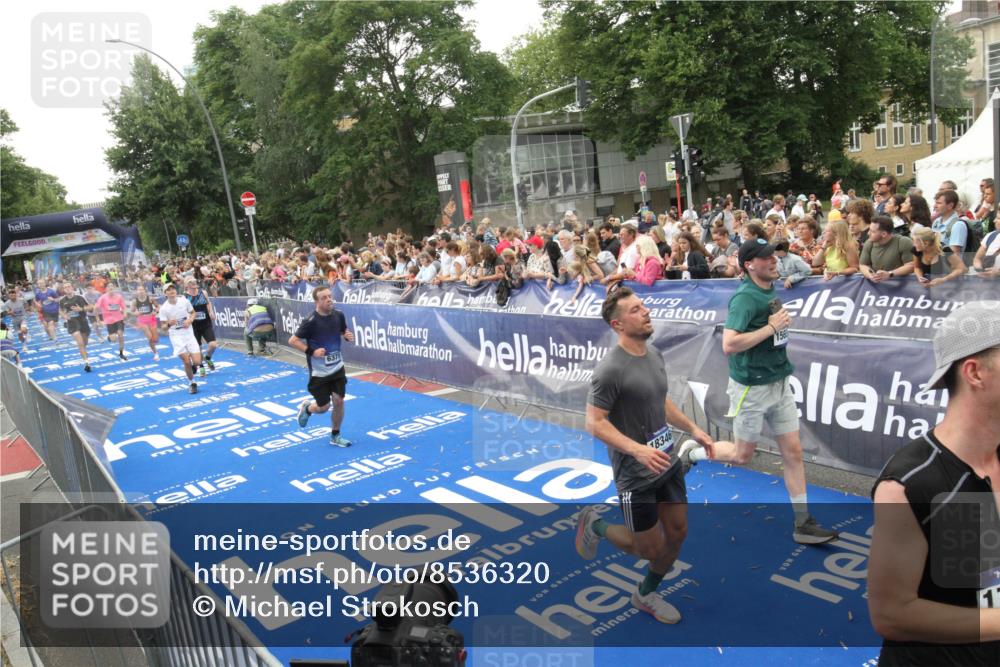 29.06.2025 - hella hamburg halbmarathon Michael Strokosch http://msf.ph/oto/8536320 29.06.2025 10:45:19 Ziel  meine-sportfotos.de