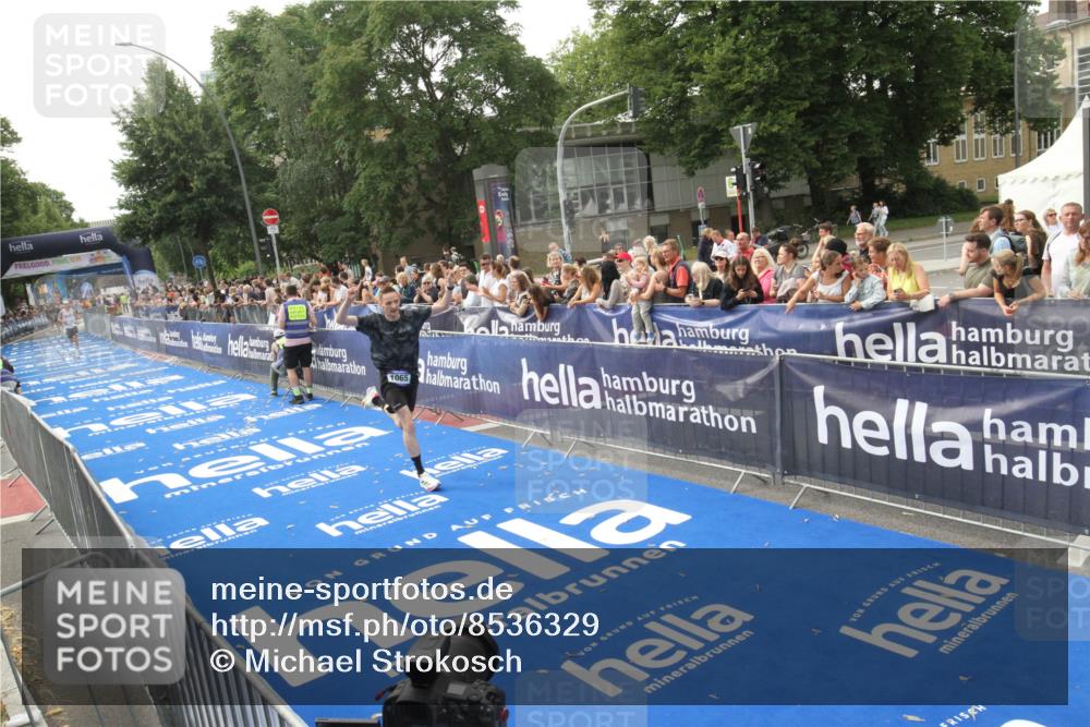 29.06.2025 - hella hamburg halbmarathon Michael Strokosch http://msf.ph/oto/8536329 29.06.2025 10:26:51 Ziel  meine-sportfotos.de