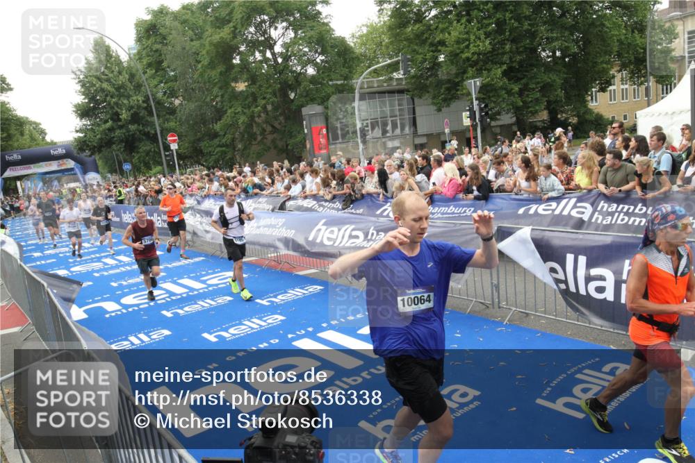 29.06.2025 - hella hamburg halbmarathon Michael Strokosch http://msf.ph/oto/8536338 29.06.2025 10:45:25 Ziel  meine-sportfotos.de