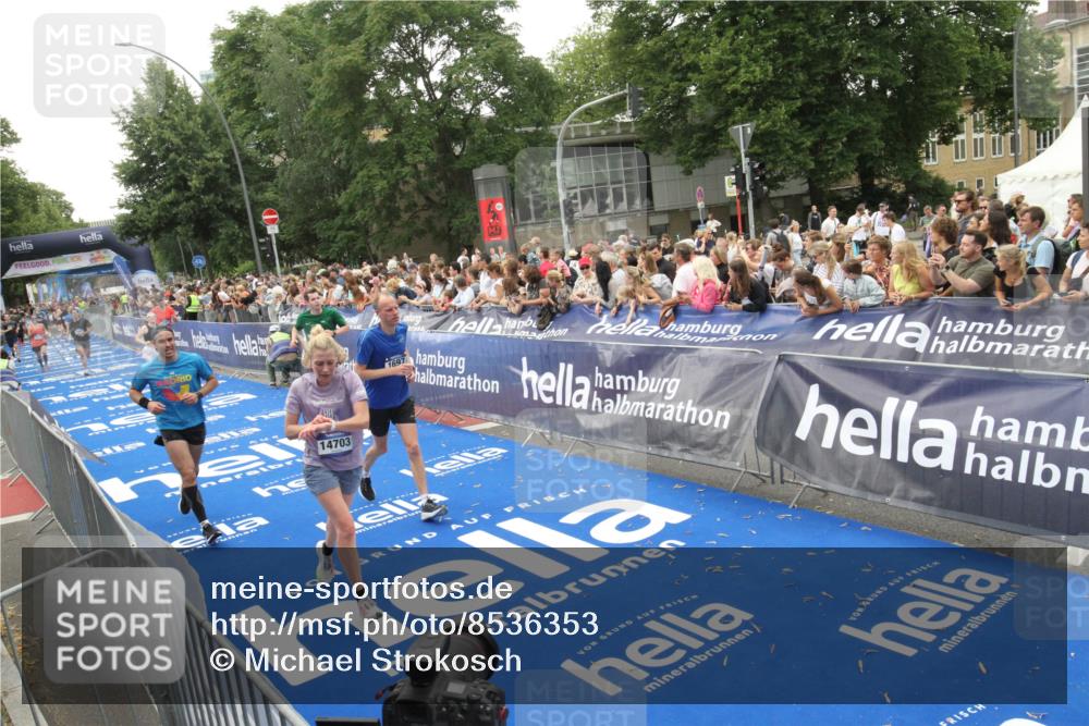 29.06.2025 - hella hamburg halbmarathon Michael Strokosch http://msf.ph/oto/8536353 29.06.2025 10:45:30 Ziel  meine-sportfotos.de