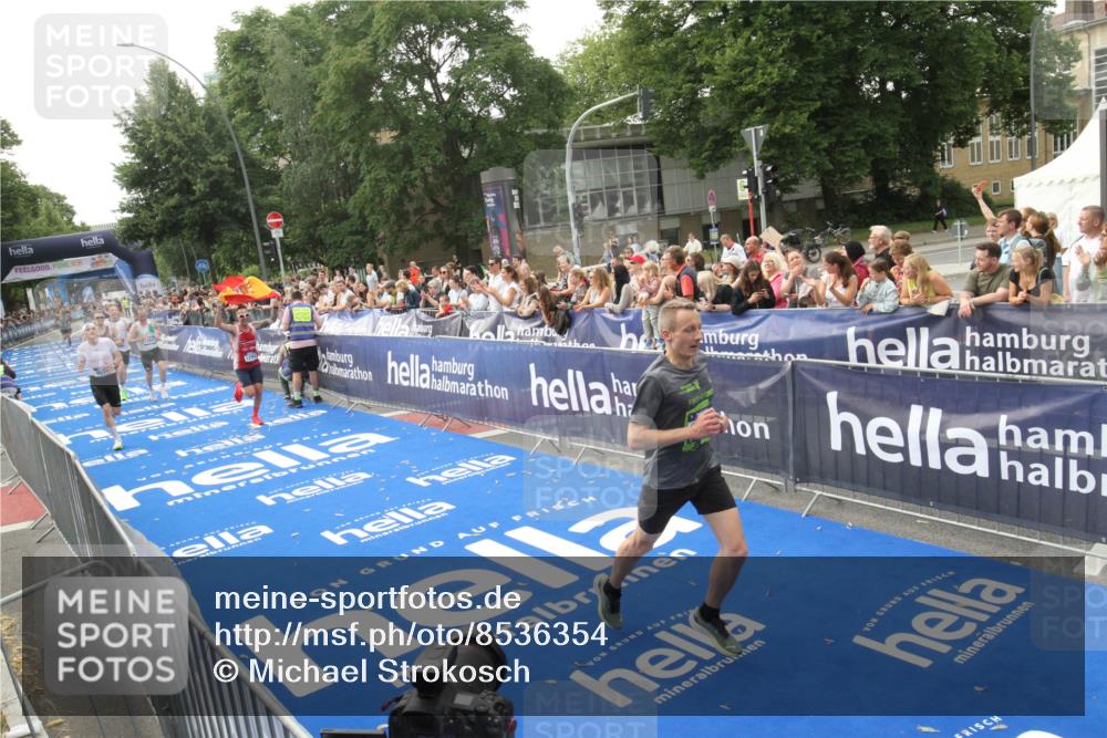 29.06.2025 - hella hamburg halbmarathon Michael Strokosch http://msf.ph/oto/8536354 29.06.2025 10:27:02 Ziel  meine-sportfotos.de