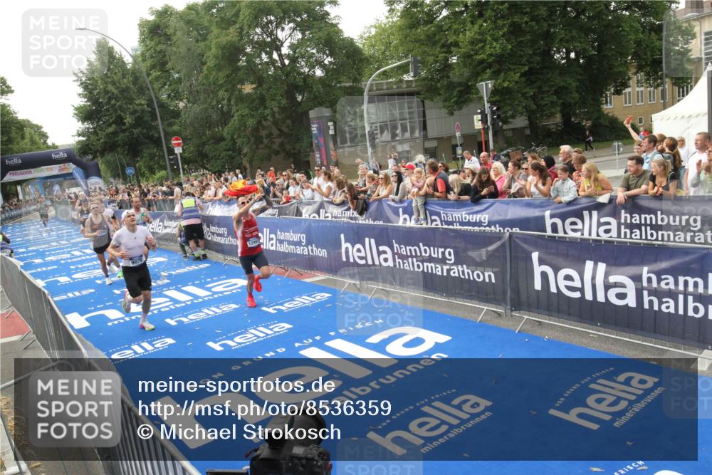 29.06.2025 - hella hamburg halbmarathon Michael Strokosch http://msf.ph/oto/8536359 29.06.2025 10:27:03 Ziel  meine-sportfotos.de