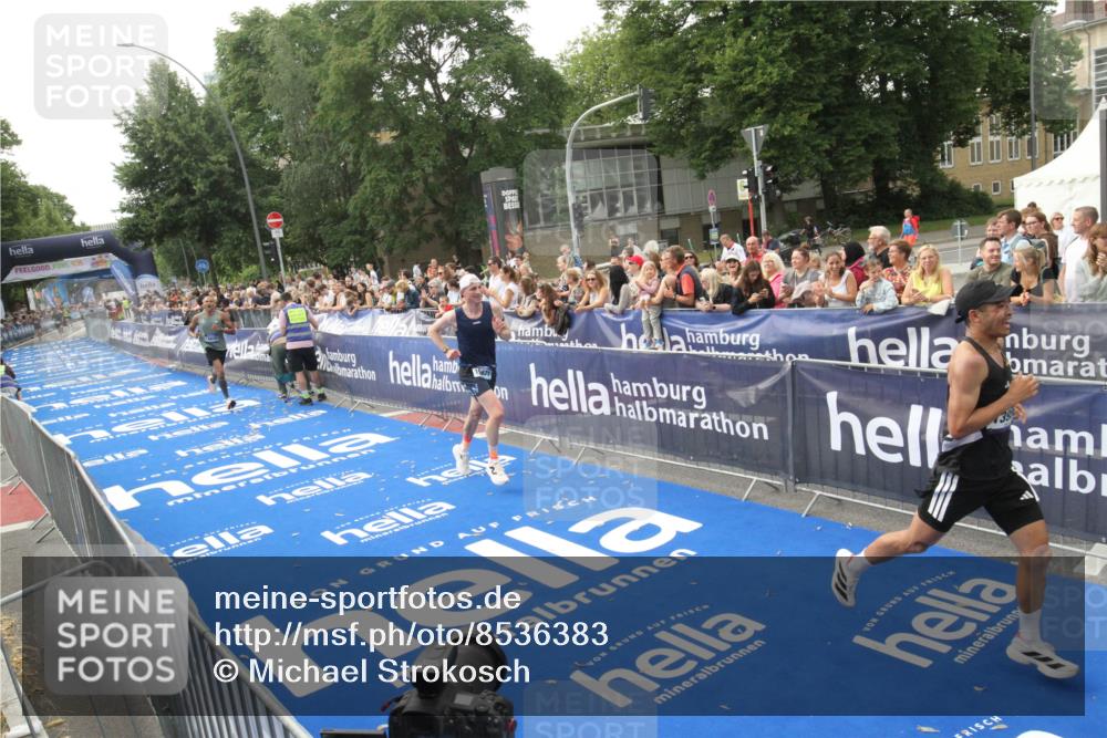 29.06.2025 - hella hamburg halbmarathon Michael Strokosch http://msf.ph/oto/8536383 29.06.2025 10:27:08 Ziel  meine-sportfotos.de