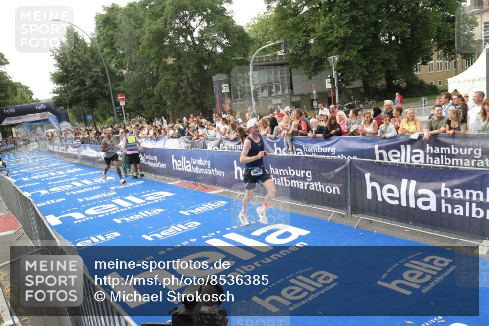 29.06.2025 - hella hamburg halbmarathon Michael Strokosch http://msf.ph/oto/8536385 29.06.2025 10:27:08 Ziel  meine-sportfotos.de