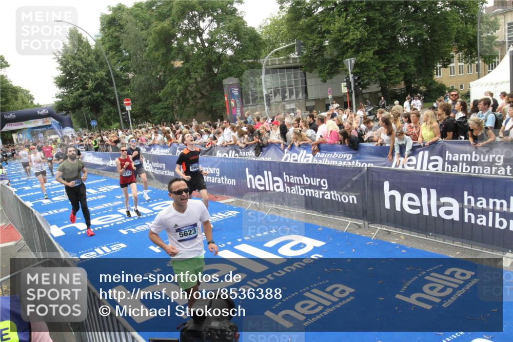29.06.2025 - hella hamburg halbmarathon Michael Strokosch http://msf.ph/oto/8536388 29.06.2025 10:45:41 Ziel  meine-sportfotos.de