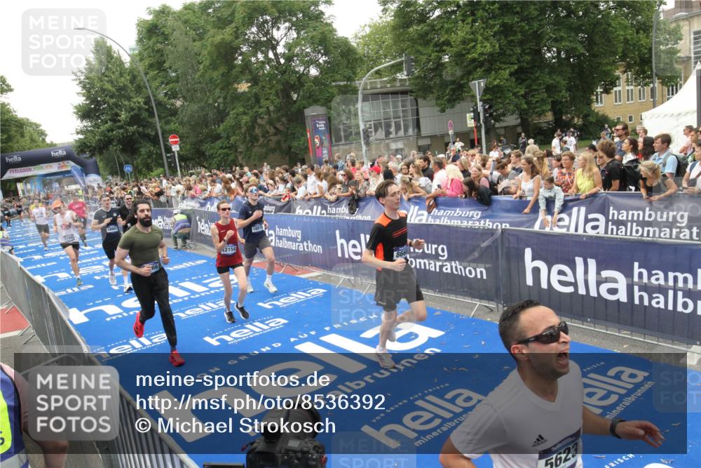 29.06.2025 - hella hamburg halbmarathon Michael Strokosch http://msf.ph/oto/8536392 29.06.2025 10:45:42 Ziel  meine-sportfotos.de