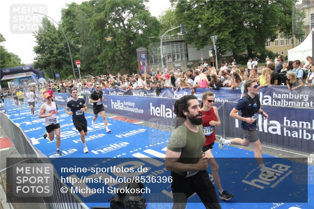 29.06.2025 - hella hamburg halbmarathon Michael Strokosch http://msf.ph/oto/8536396 29.06.2025 10:45:43 Ziel  meine-sportfotos.de