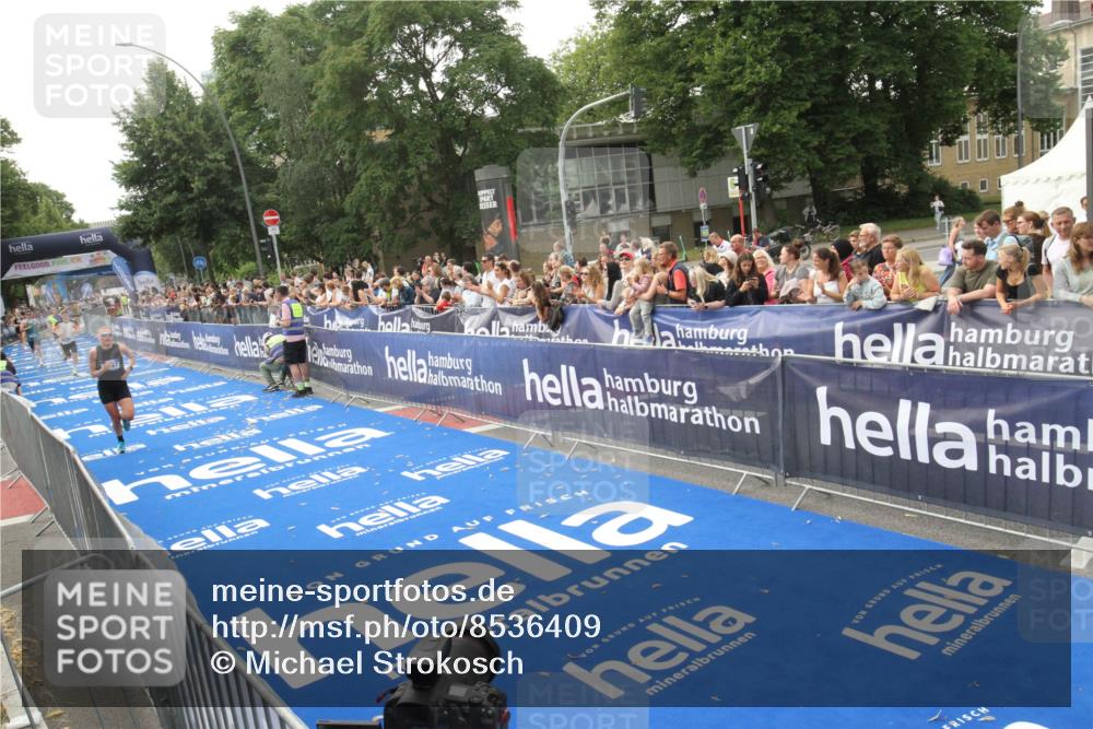29.06.2025 - hella hamburg halbmarathon Michael Strokosch http://msf.ph/oto/8536409 29.06.2025 10:27:18 Ziel  meine-sportfotos.de