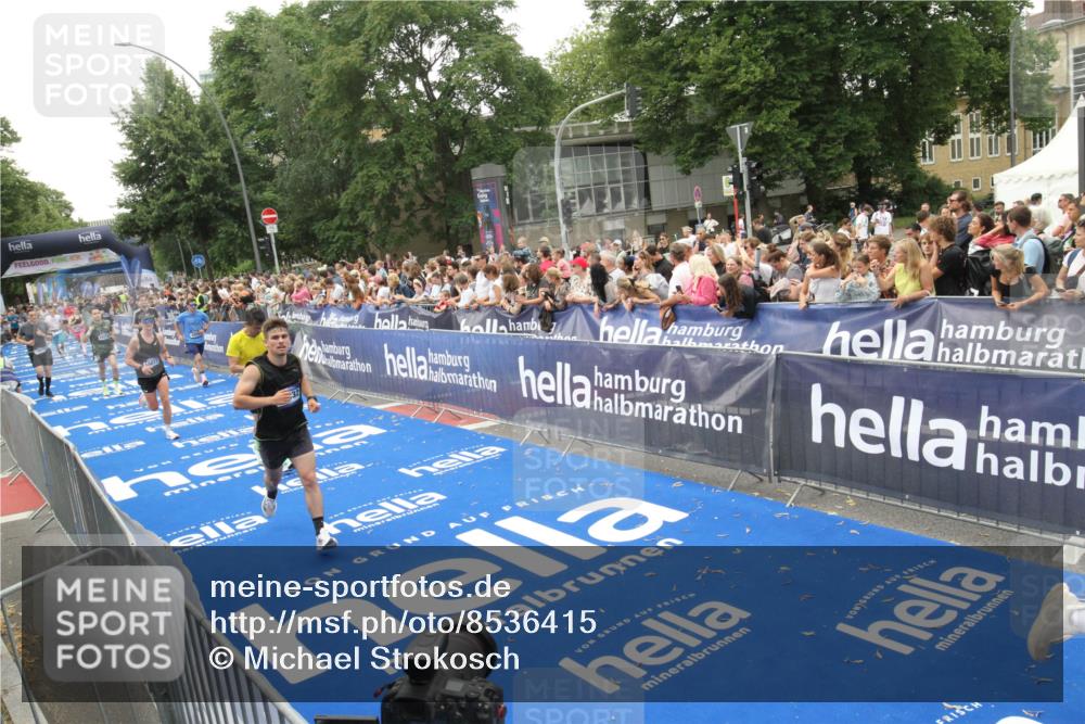 29.06.2025 - hella hamburg halbmarathon Michael Strokosch http://msf.ph/oto/8536415 29.06.2025 10:45:49 Ziel  meine-sportfotos.de