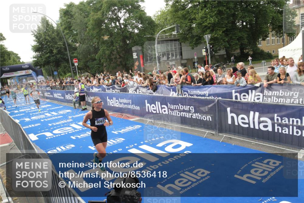 29.06.2025 - hella hamburg halbmarathon Michael Strokosch http://msf.ph/oto/8536418 29.06.2025 10:27:20 Ziel  meine-sportfotos.de