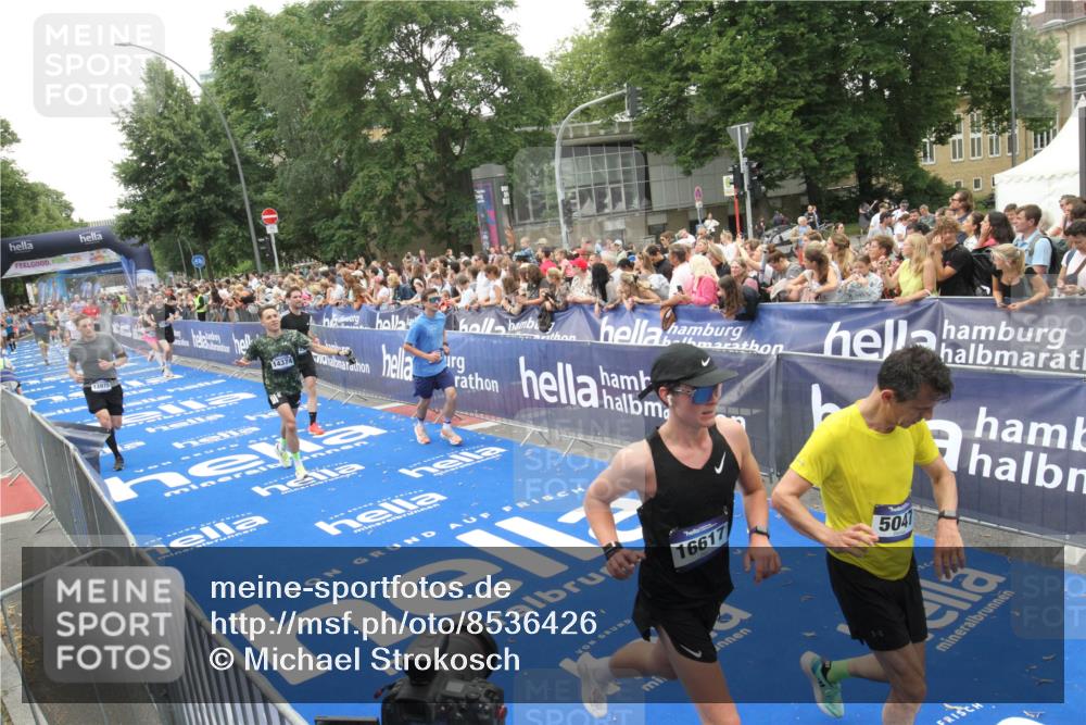 29.06.2025 - hella hamburg halbmarathon Michael Strokosch http://msf.ph/oto/8536426 29.06.2025 10:45:51 Ziel  meine-sportfotos.de