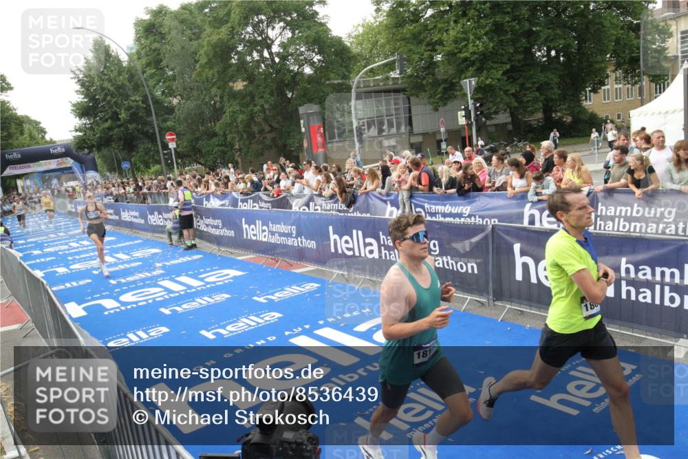 29.06.2025 - hella hamburg halbmarathon Michael Strokosch http://msf.ph/oto/8536439 29.06.2025 10:27:25 Ziel  meine-sportfotos.de