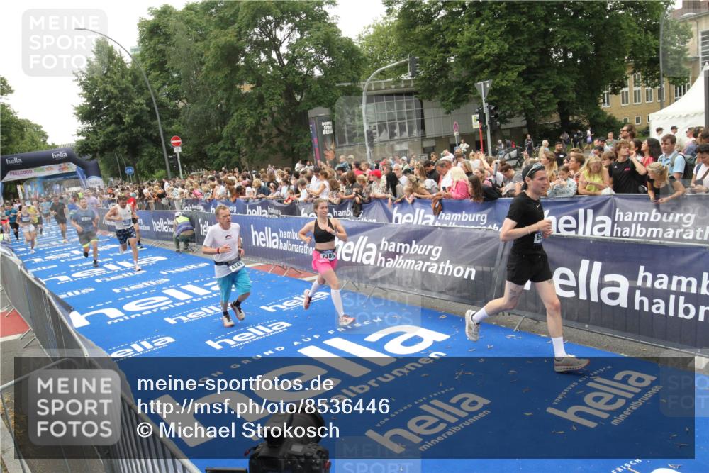 29.06.2025 - hella hamburg halbmarathon Michael Strokosch http://msf.ph/oto/8536446 29.06.2025 10:45:55 Ziel  meine-sportfotos.de