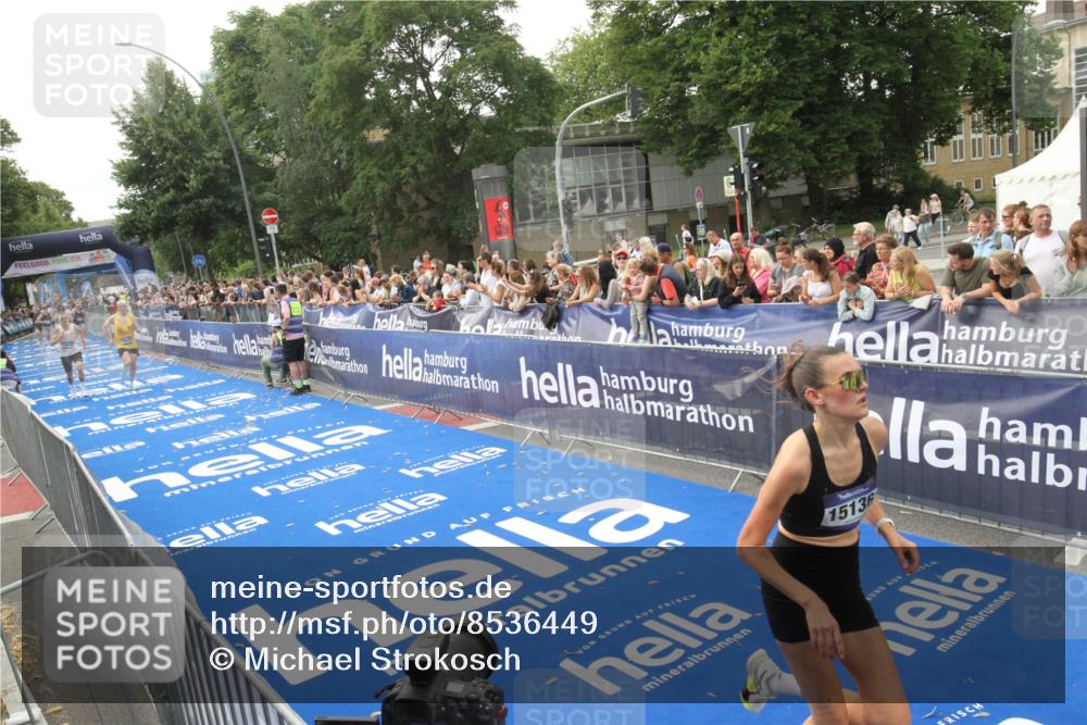 29.06.2025 - hella hamburg halbmarathon Michael Strokosch http://msf.ph/oto/8536449 29.06.2025 10:27:27 Ziel  meine-sportfotos.de