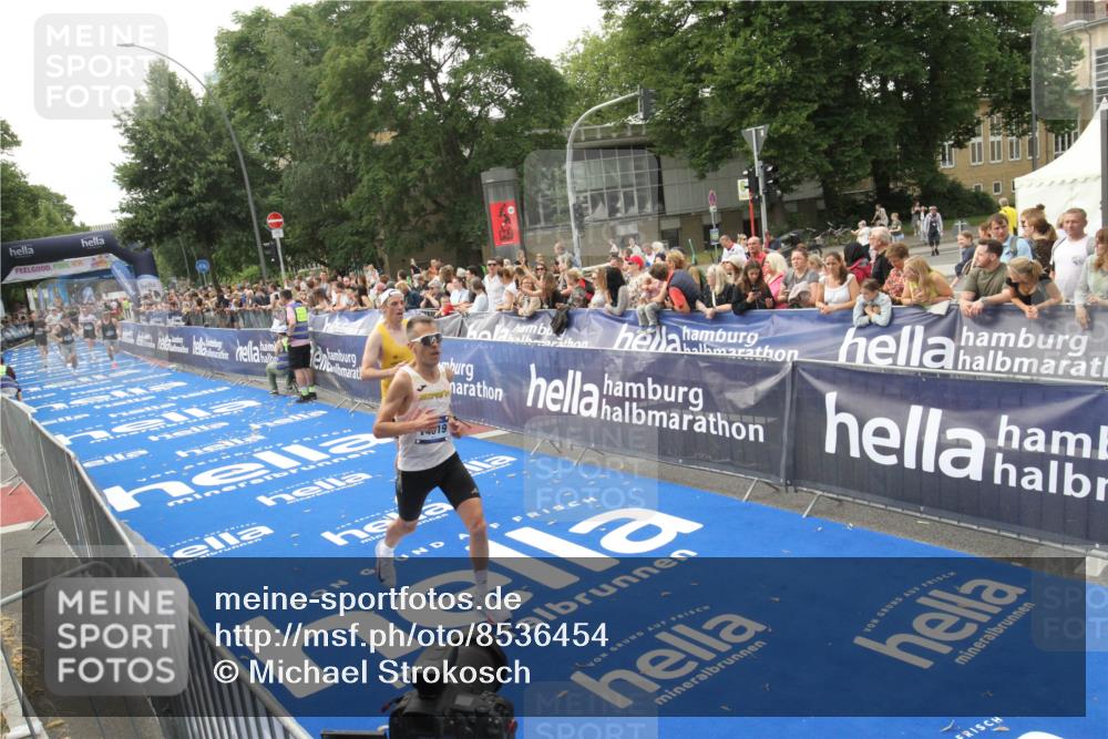 29.06.2025 - hella hamburg halbmarathon Michael Strokosch http://msf.ph/oto/8536454 29.06.2025 10:27:30 Ziel  meine-sportfotos.de