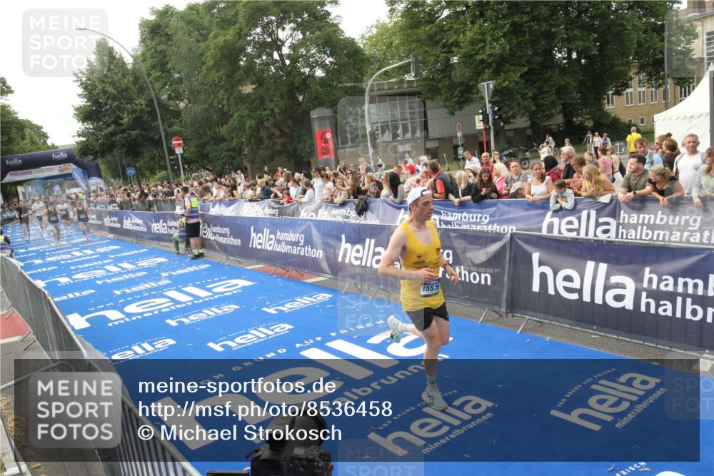 29.06.2025 - hella hamburg halbmarathon Michael Strokosch http://msf.ph/oto/8536458 29.06.2025 10:27:30 Ziel  meine-sportfotos.de