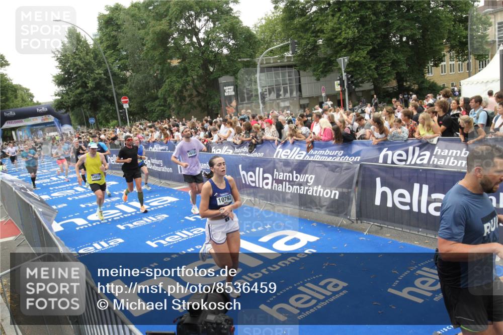 29.06.2025 - hella hamburg halbmarathon Michael Strokosch http://msf.ph/oto/8536459 29.06.2025 10:45:59 Ziel  meine-sportfotos.de