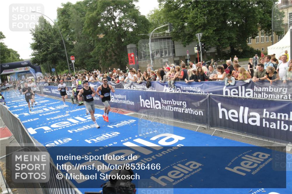 29.06.2025 - hella hamburg halbmarathon Michael Strokosch http://msf.ph/oto/8536466 29.06.2025 10:27:34 Ziel  meine-sportfotos.de