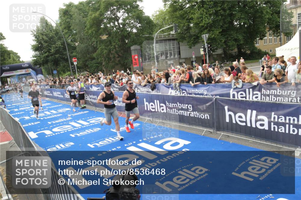 29.06.2025 - hella hamburg halbmarathon Michael Strokosch http://msf.ph/oto/8536468 29.06.2025 10:27:34 Ziel  meine-sportfotos.de