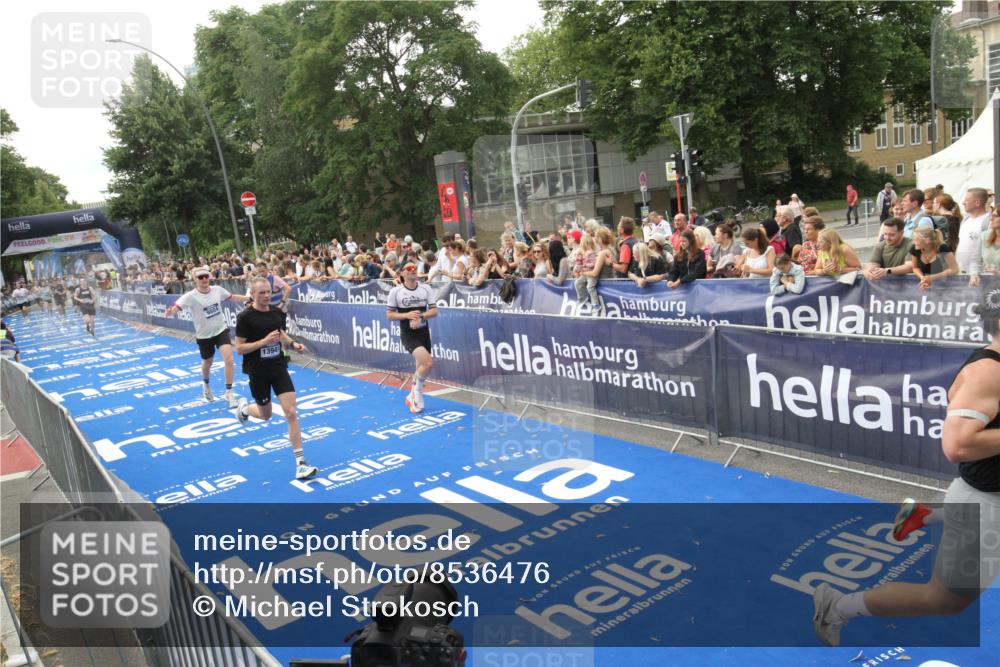 29.06.2025 - hella hamburg halbmarathon Michael Strokosch http://msf.ph/oto/8536476 29.06.2025 10:27:35 Ziel  meine-sportfotos.de