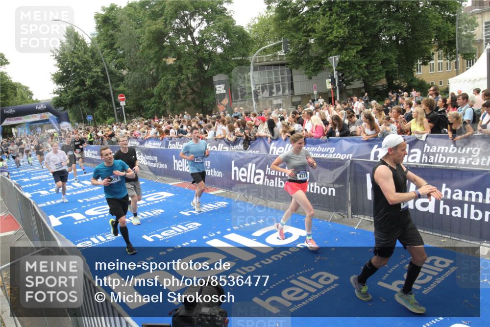 29.06.2025 - hella hamburg halbmarathon Michael Strokosch http://msf.ph/oto/8536477 29.06.2025 10:46:03 Ziel  meine-sportfotos.de