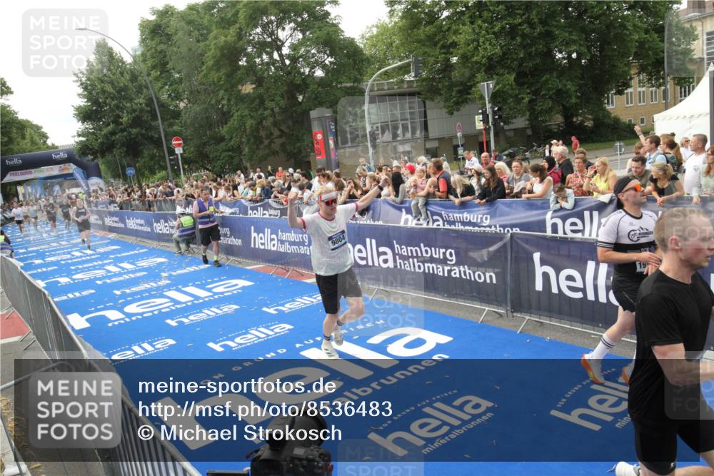 29.06.2025 - hella hamburg halbmarathon Michael Strokosch http://msf.ph/oto/8536483 29.06.2025 10:27:37 Ziel  meine-sportfotos.de