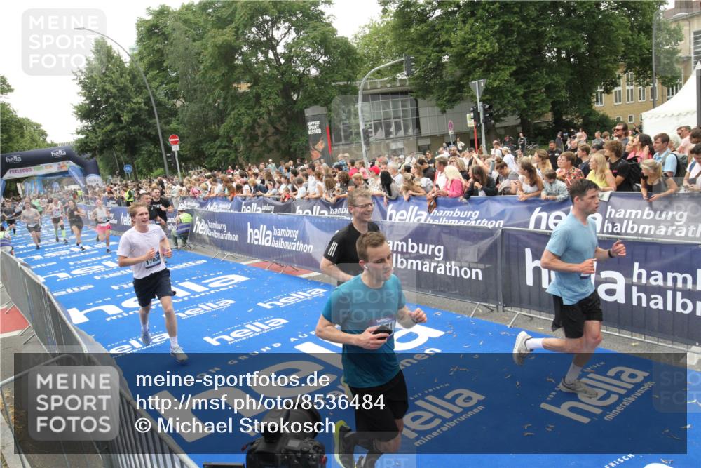 29.06.2025 - hella hamburg halbmarathon Michael Strokosch http://msf.ph/oto/8536484 29.06.2025 10:46:04 Ziel  meine-sportfotos.de
