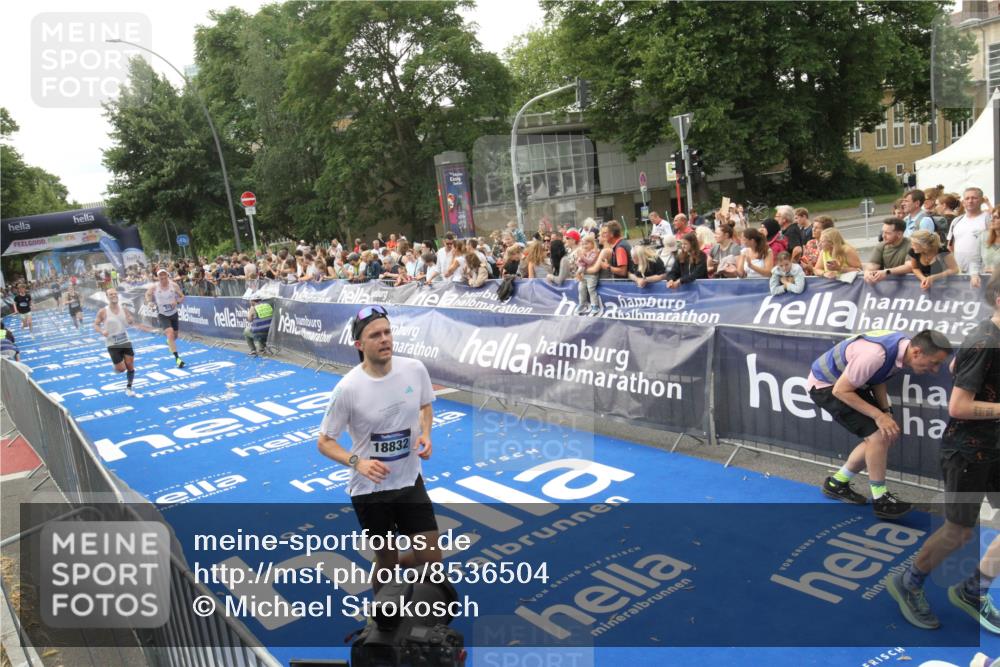 29.06.2025 - hella hamburg halbmarathon Michael Strokosch http://msf.ph/oto/8536504 29.06.2025 10:27:44 Ziel  meine-sportfotos.de