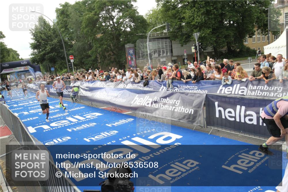 29.06.2025 - hella hamburg halbmarathon Michael Strokosch http://msf.ph/oto/8536508 29.06.2025 10:27:45 Ziel  meine-sportfotos.de