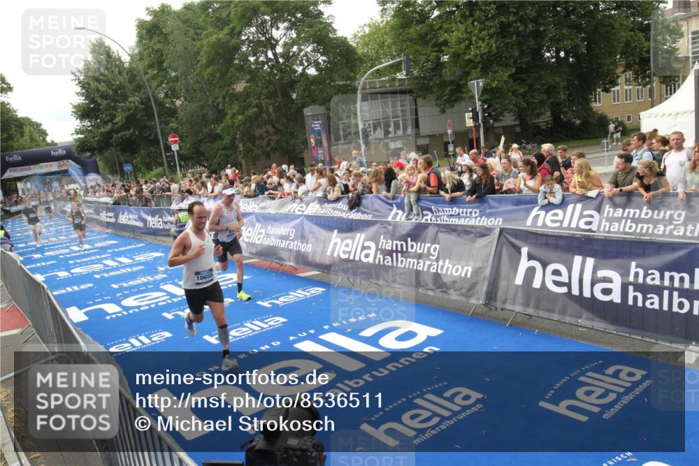29.06.2025 - hella hamburg halbmarathon Michael Strokosch http://msf.ph/oto/8536511 29.06.2025 10:27:46 Ziel  meine-sportfotos.de