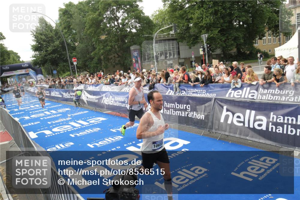 29.06.2025 - hella hamburg halbmarathon Michael Strokosch http://msf.ph/oto/8536515 29.06.2025 10:27:46 Ziel  meine-sportfotos.de