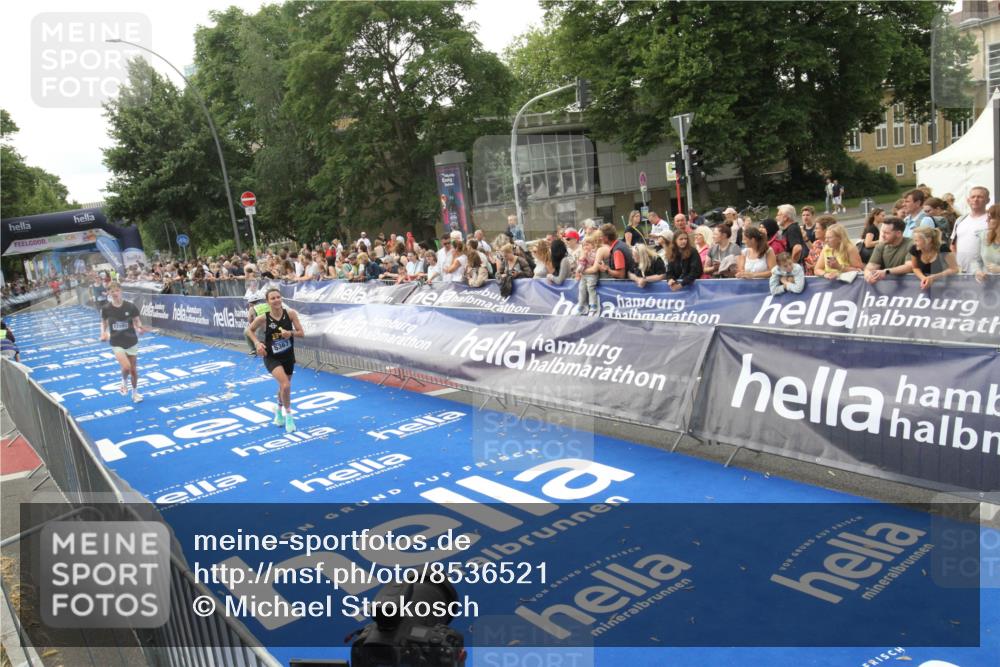29.06.2025 - hella hamburg halbmarathon Michael Strokosch http://msf.ph/oto/8536521 29.06.2025 10:27:48 Ziel  meine-sportfotos.de