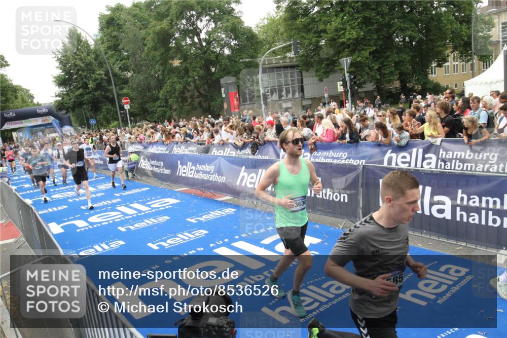 29.06.2025 - hella hamburg halbmarathon Michael Strokosch http://msf.ph/oto/8536526 29.06.2025 10:46:12 Ziel  meine-sportfotos.de