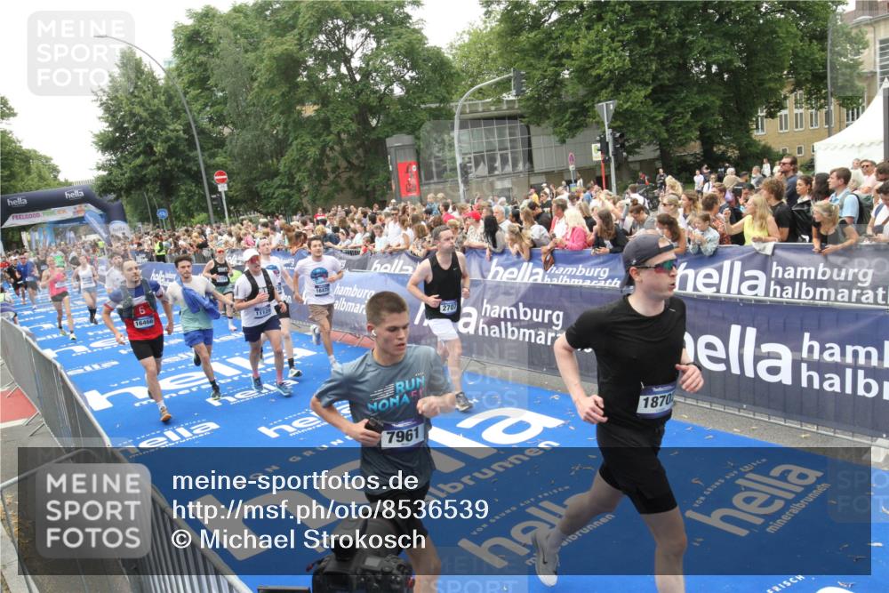29.06.2025 - hella hamburg halbmarathon Michael Strokosch http://msf.ph/oto/8536539 29.06.2025 10:46:15 Ziel  meine-sportfotos.de