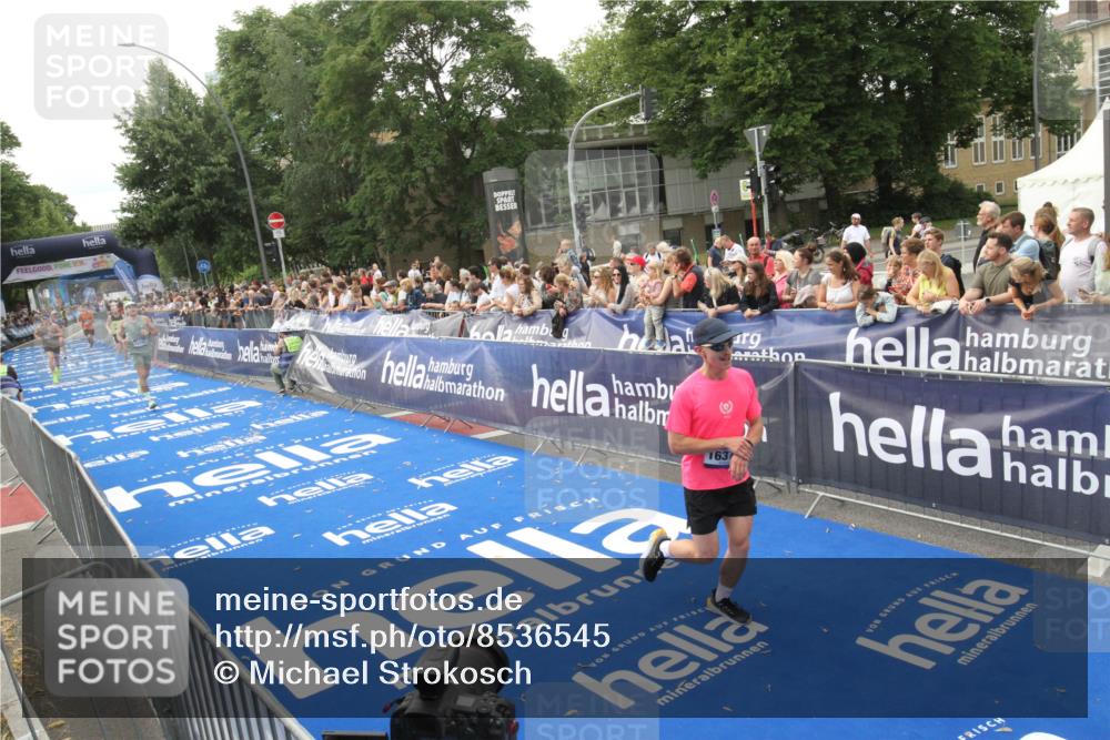 29.06.2025 - hella hamburg halbmarathon Michael Strokosch http://msf.ph/oto/8536545 29.06.2025 10:28:01 Ziel  meine-sportfotos.de